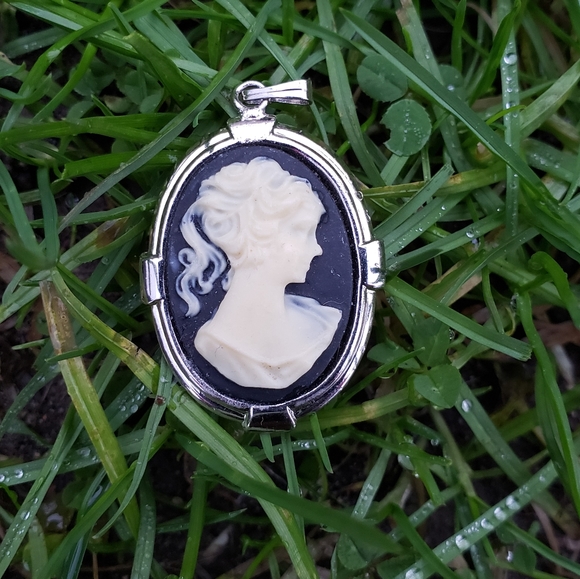 Mid-century Vintage Cameo Pendant - Picture 3 of 4